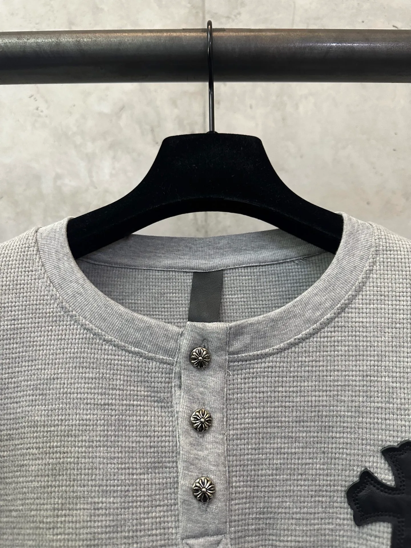 P390 Chrome Hearts patchwork leather Henry collar waffle long-sleeved T. Fabric: Made of 350g cotton waffle double-layer material. Differentiating low weight, cutting corners and non-pure cotton market products), a lot of effort has been put into the fabric, hardware and craftsmanship. The top quality in the market and industry benchmark are only owned by a few people. The overall wiring is straight and delicate, the fabric is comfortable and soft, and the color is consistent without color difference. Customized hardware, thread, accessories, plate alignment, same style for men and women -Color: black gray -Size: S M L